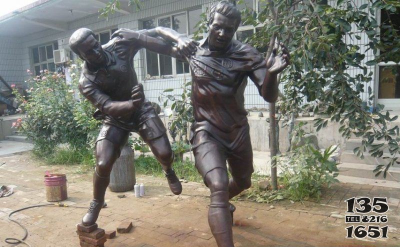 公园足球运动人物铜雕图片