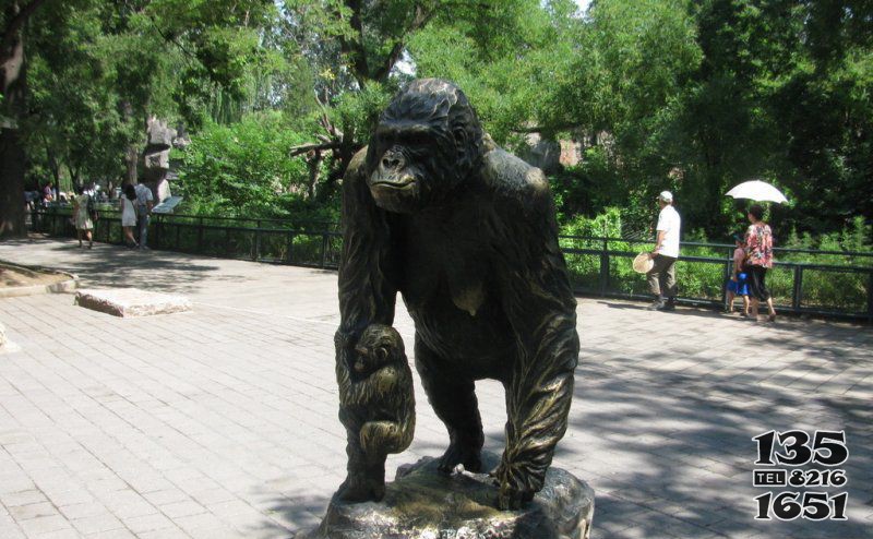 公园大猩猩动物铜雕图片