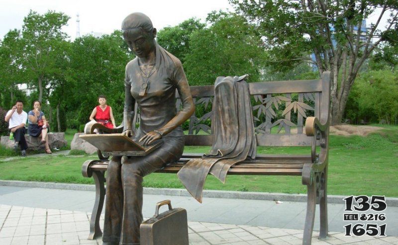 公园看电脑的女孩人物铜雕图片