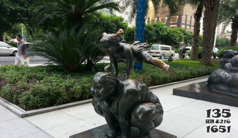 步行街跳山羊的女孩景观铜雕图片
