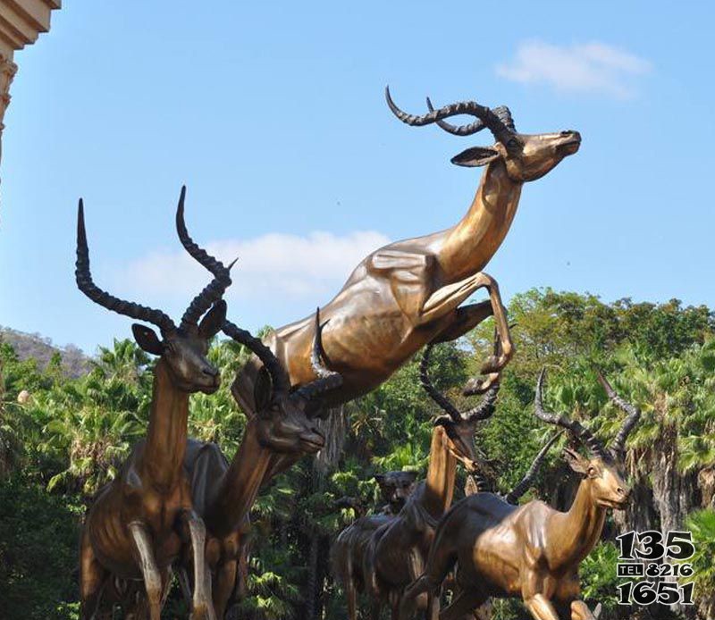 公园铜雕奔跑的羚羊图片