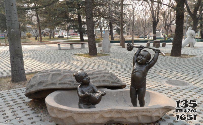 公园花生壳里面的娃娃景观铜雕图片