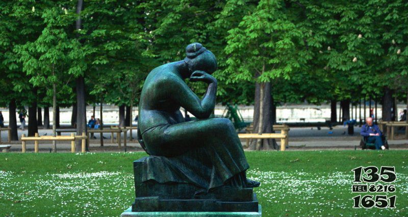 公园思考的女人人物铜雕图片