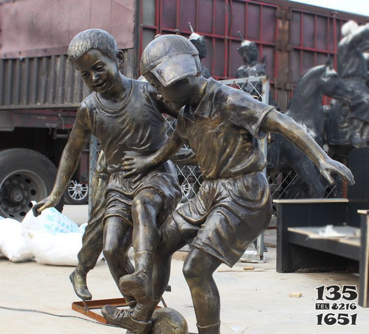 公园踢足球的儿童铜雕图片