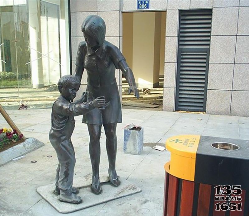 妈妈教孩子扔垃圾广场人物铜雕图片