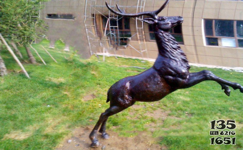 公园跳跃的鹿动物铜雕图片
