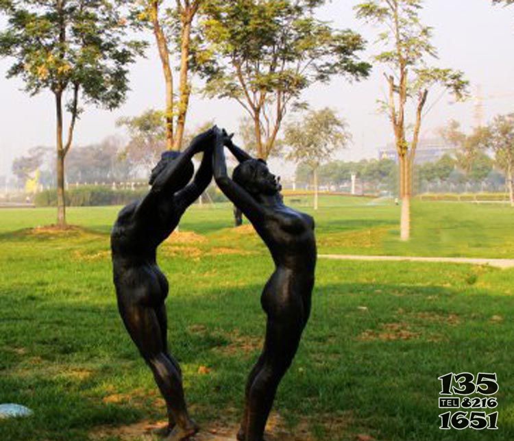 公园人物背对背拉手的情侣铜雕 图片