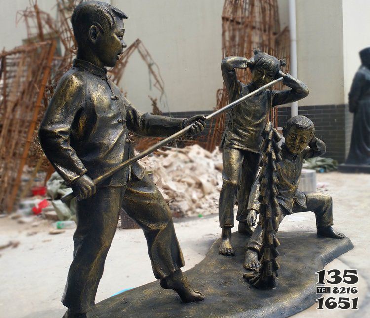 广场铜雕迎新年放鞭炮人物雕塑图片