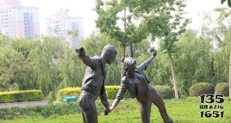 公园散步的情侣人物铜雕图片