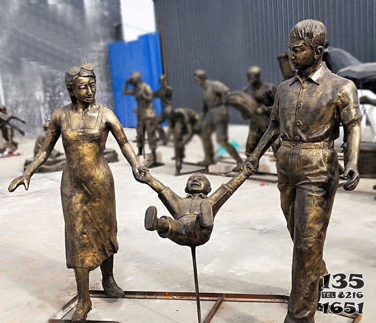 公园人物幸福的一家三口铜雕图片