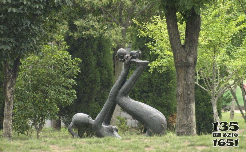 公园玩耍的母子人物铜雕图片
