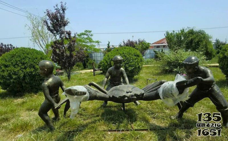小孩捉螃蟹公园景观铜雕图片