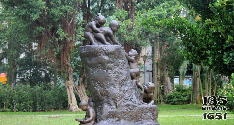 公园爬树桩的娃娃小品铜雕图片