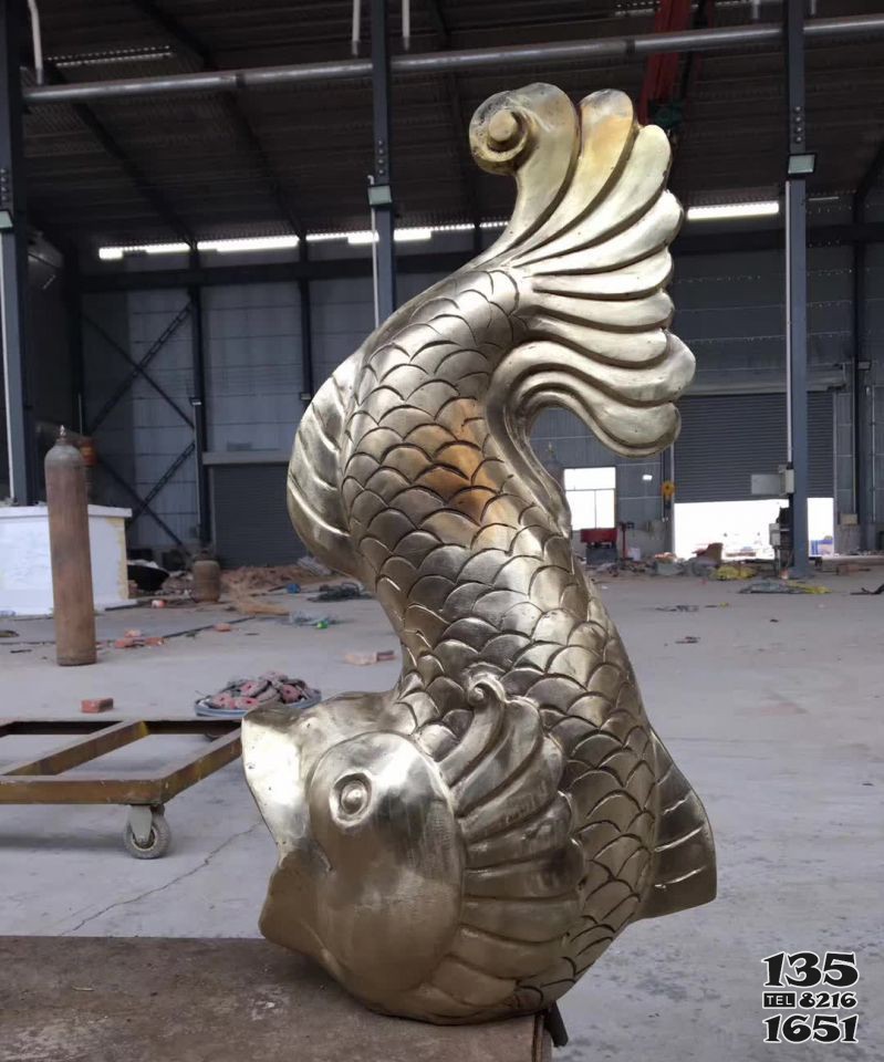鲤鱼喷水铜雕图片