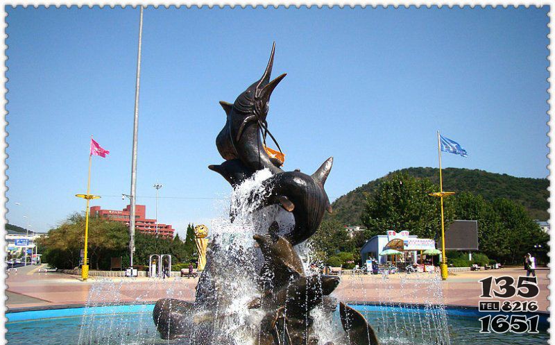 广场鱼喷泉铜雕图片