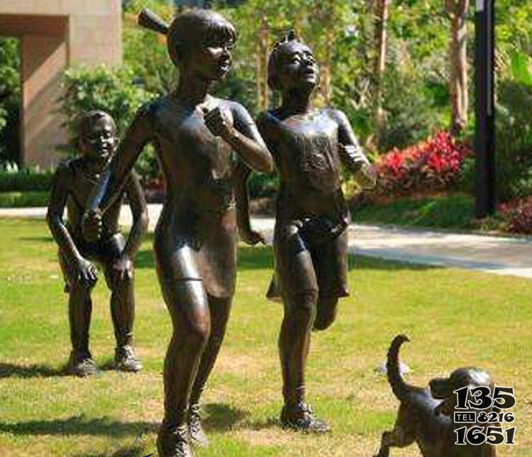 跑步遛狗的儿童铜雕图片