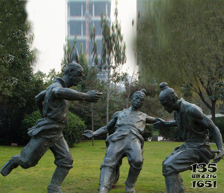 踢蹴鞠的古代人物铜雕图片