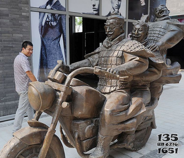 铜雕街头骑摩托人物雕塑图片