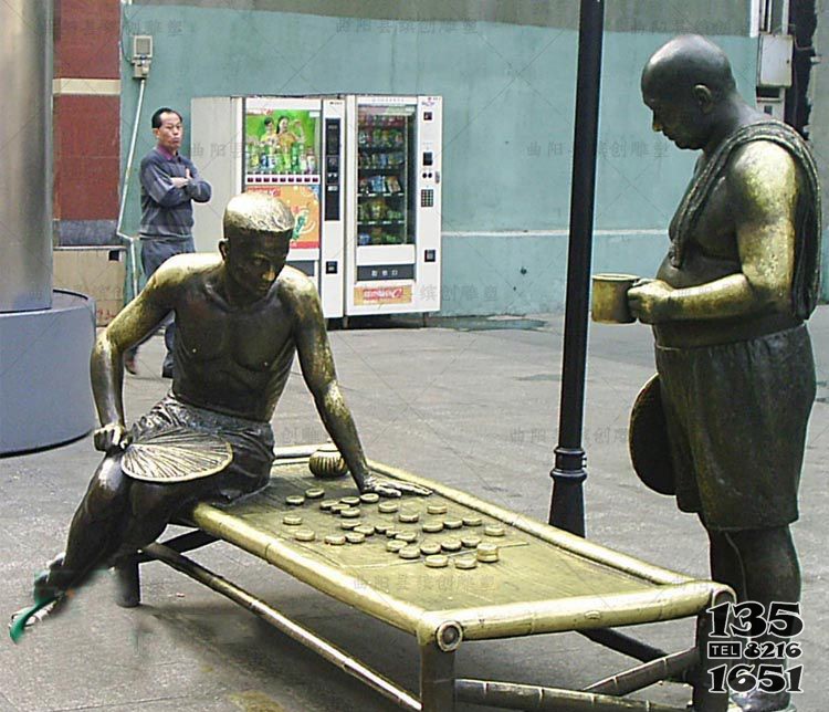 公园下象棋的小品铜雕图片