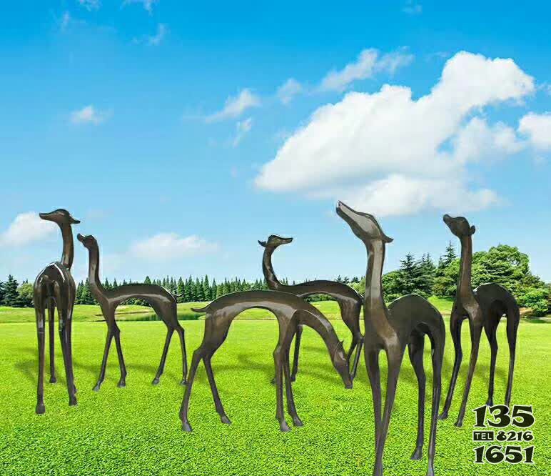 铜雕公园低头小鹿图片