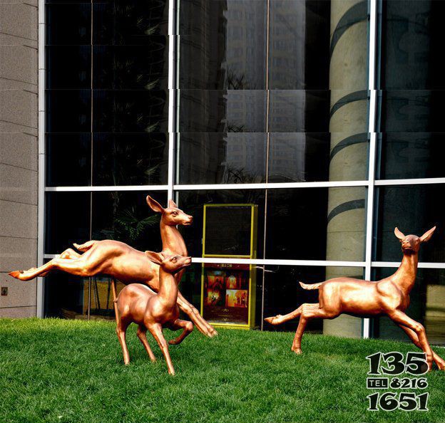 商场门口跳跃的小鹿动物铜雕图片