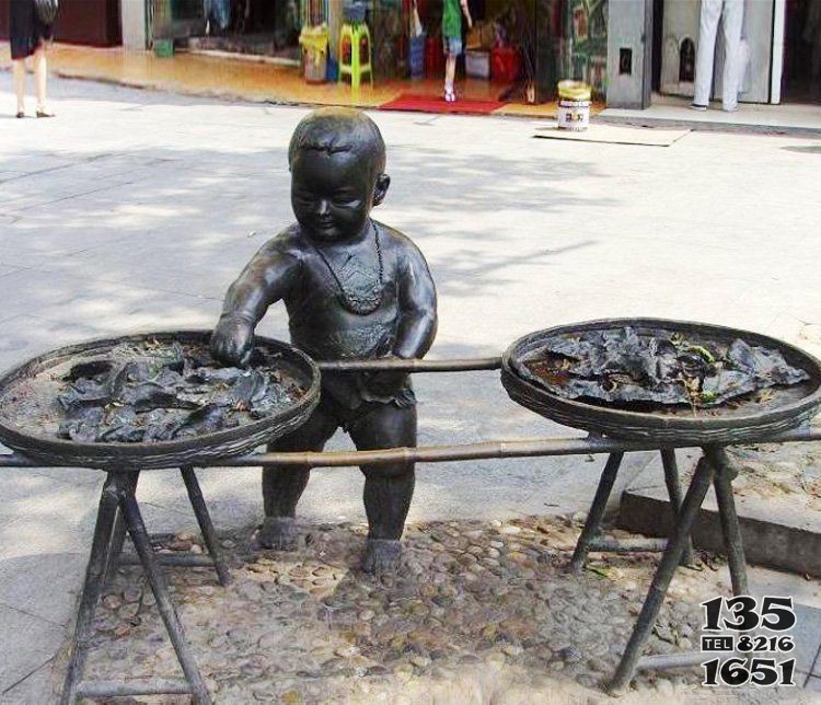 养蚕的儿童铜雕图片