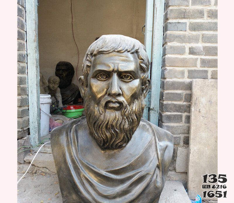 校园西方名人苏格拉底头像铜雕图片