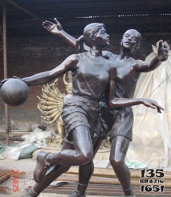 打篮球人物广场玻璃钢仿铜景观雕塑图片
