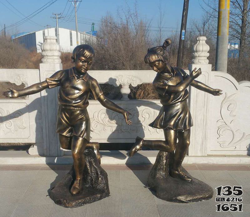 踢毽子的儿童铜雕图片