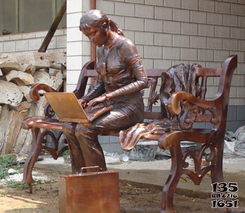 玩电脑广场人物铜雕图片