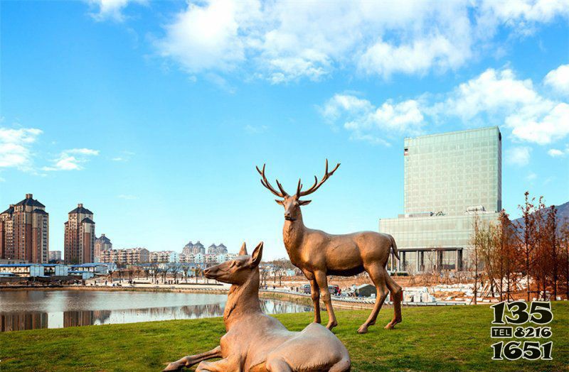 公园羚羊动物铜雕图片