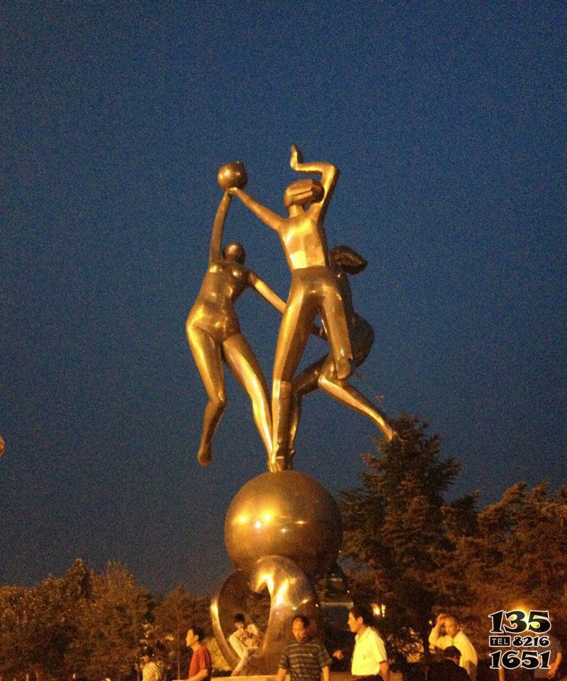 广场打排球的女孩景观铜雕图片