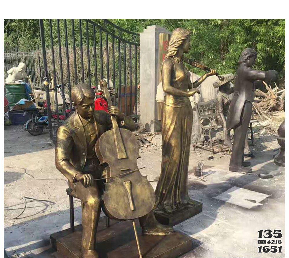 演奏大提琴和小提琴的人物铜雕图片