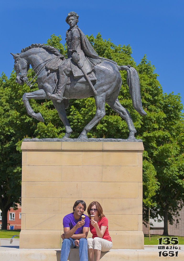 公园骑马的西方人物景观铜雕图片