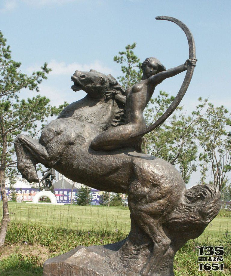 公园骑马射箭的女孩小品铜雕图片