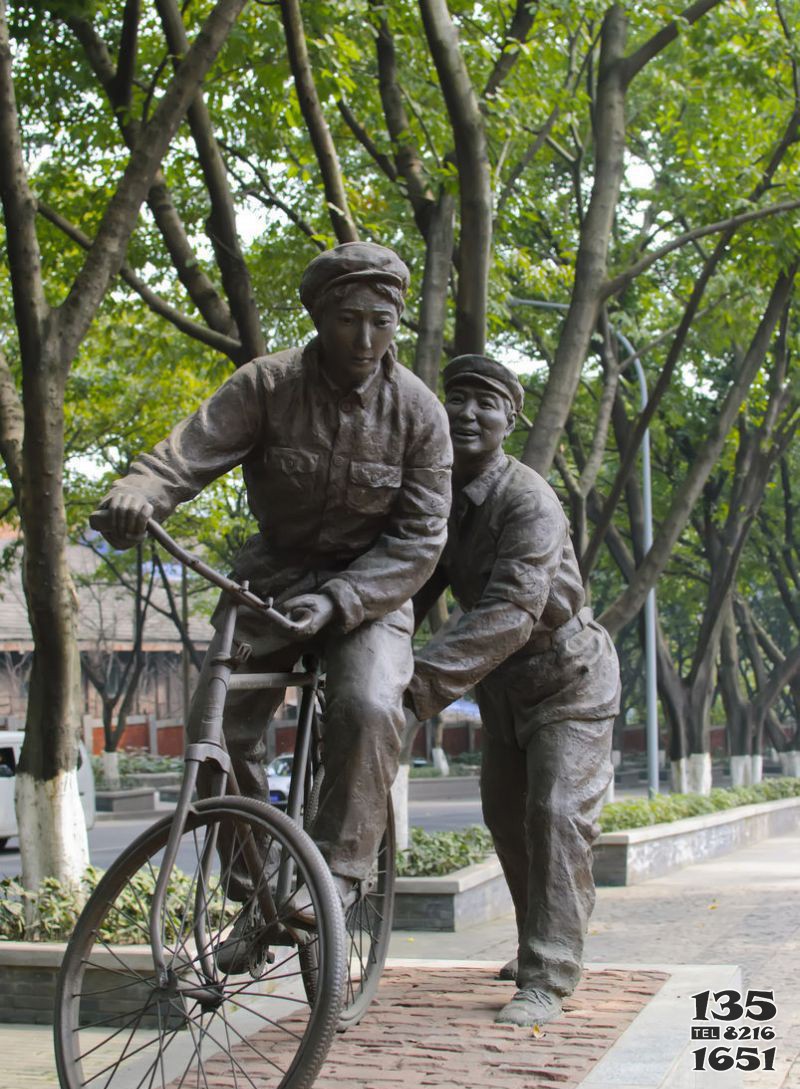 公园学骑自行车的人物铜雕 图片
