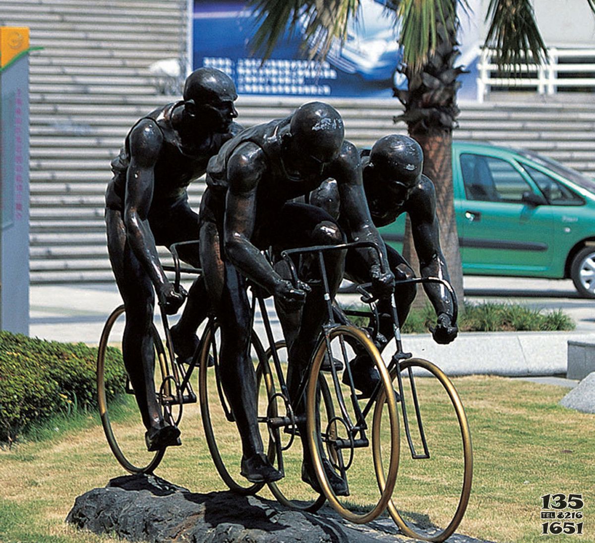 骑自行车人物铜雕图片