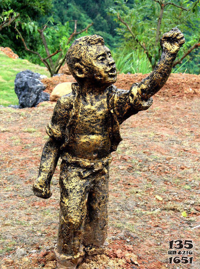 公园握拳头的小男孩人物铜雕图片