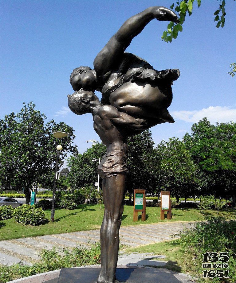 公园接吻的人物景观铜雕图片