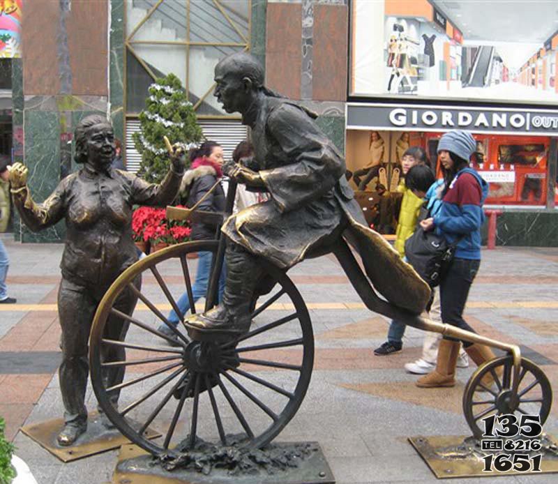 清朝人物骑自行车铜雕 图片