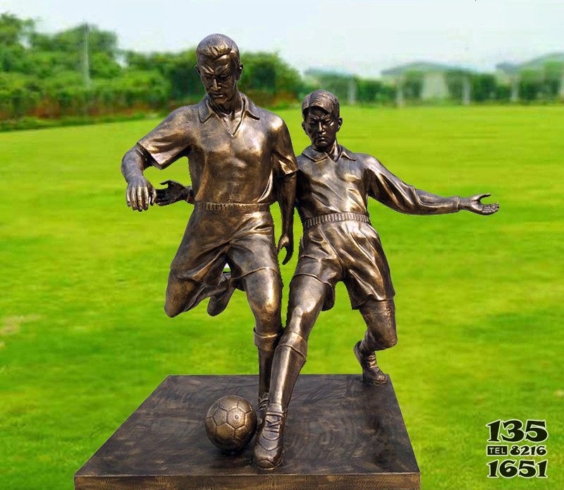 铜雕踢足球人物校园雕塑图片
