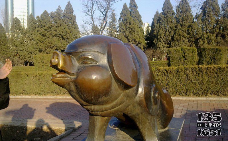 公园猪动物铜雕图片