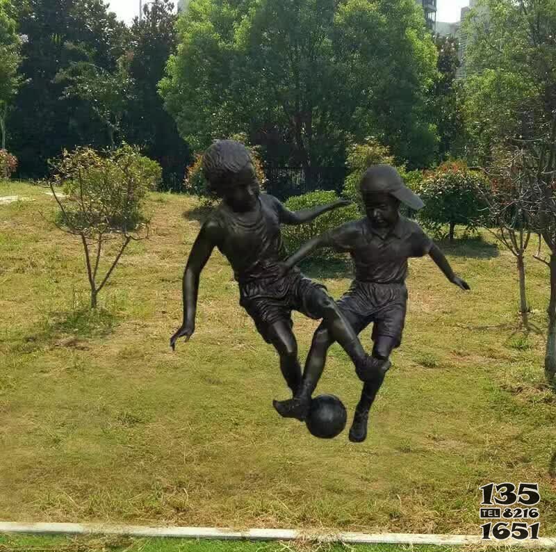 儿童玩耍踢足球铜雕图片