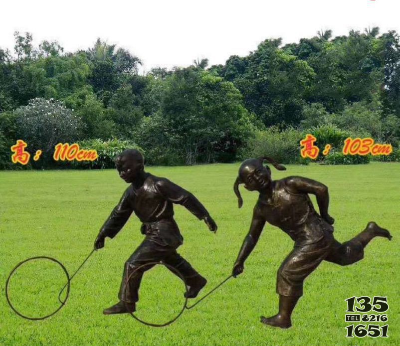 公园滚铁环的儿童铜雕 (2)图片