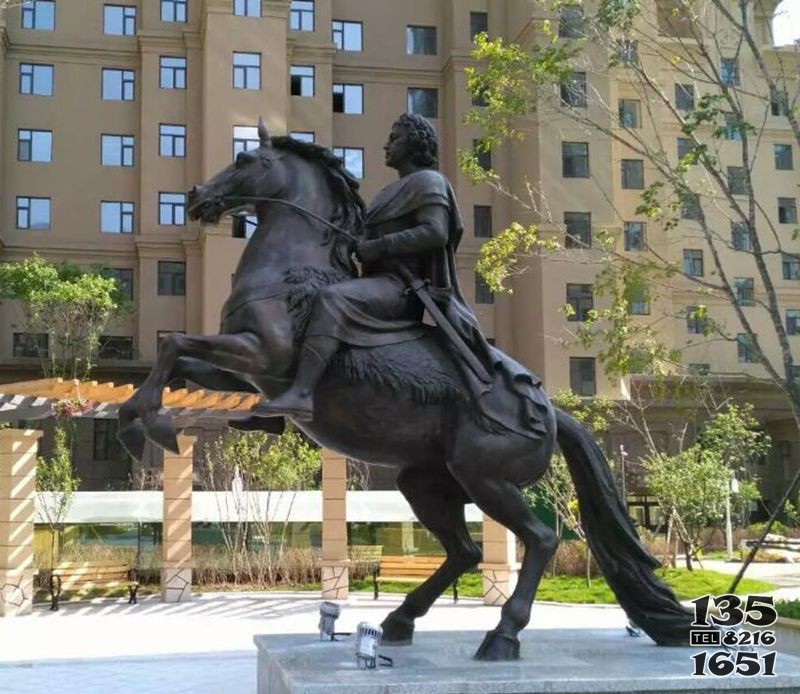 人物骑马广场铜雕图片