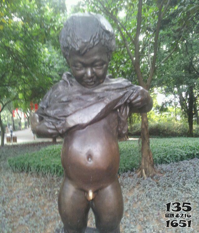 公园撒尿的小男孩人物铜雕图片