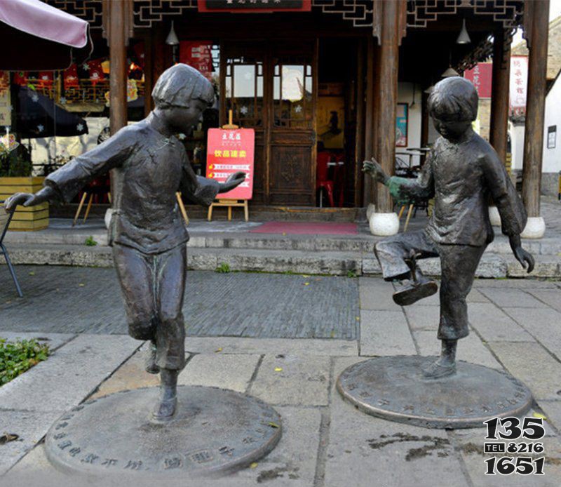 步行街踢毽子的儿童铜雕图片
