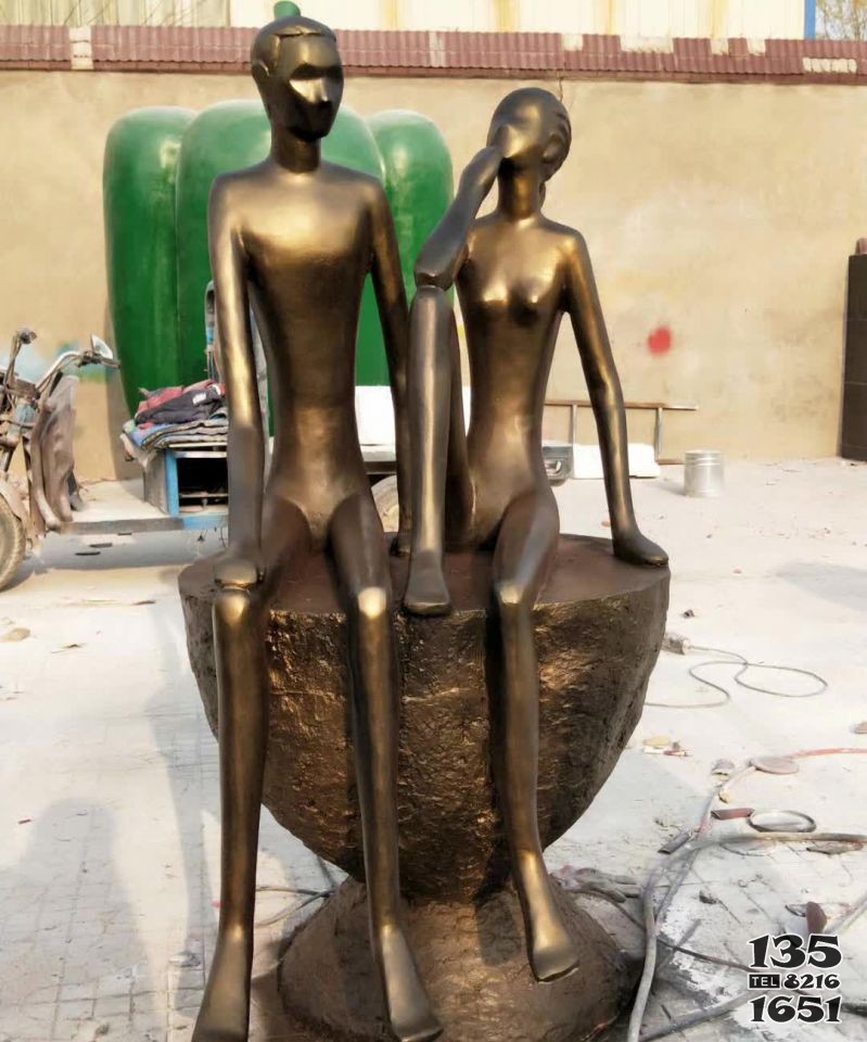坐着聊天的情侣人物铜雕图片