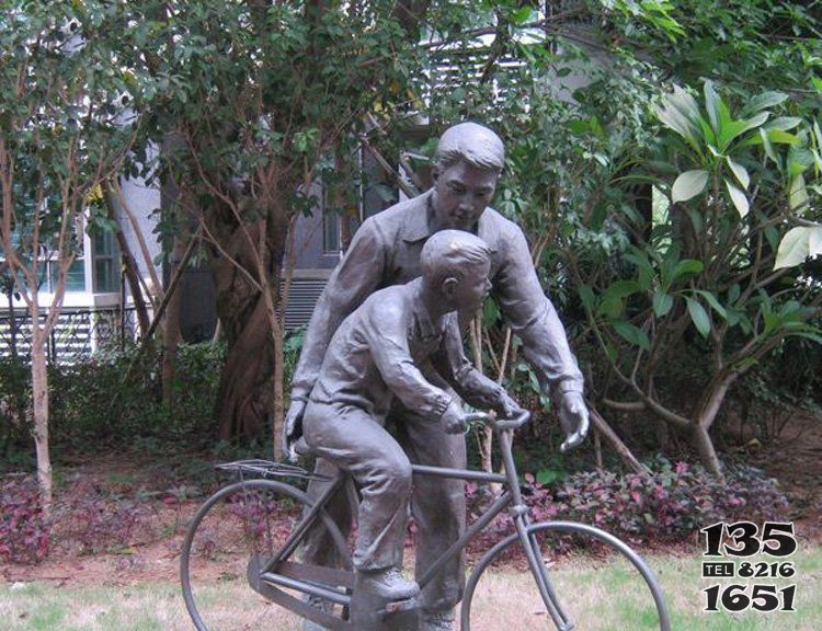 公园教儿子骑自行车的父亲小品铜雕图片