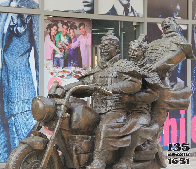 铜雕步行街骑摩托人物雕塑 图片